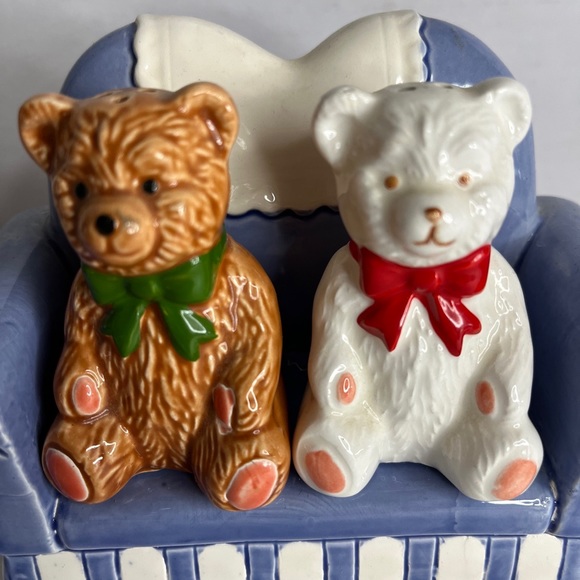 Vintage Vandor Bears On Couch Sofa Salt Pepper Shakers Set Christmas Taiwan 1990 - Picture 4 of 9